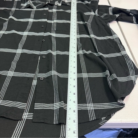 Ava & Viv Black and White Casual Button Down Shirt - Picture 4 of 6